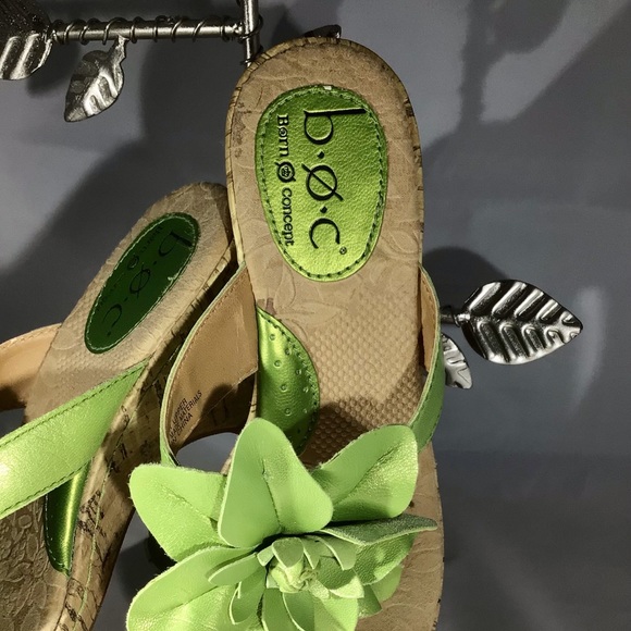 BOC wedge with bright green flowers EUC - Picture 5 of 16